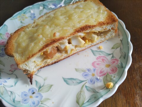 鶏肉とゆで卵マヨ入りチーズトーストサンド